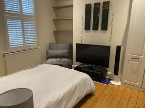 Apartment, 1 Queen Bed | 1 bedroom, iron/ironing board, free WiFi, bed sheets - Charming Luxury Holiday Stay in Beautful Location (London)