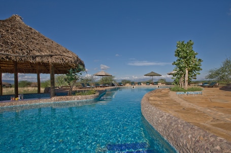 Una piscina al aire libre