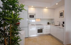 Een koelkast, een magnetron, een oven, een kookplaat