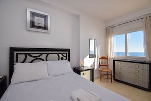 2 Schlafzimmer, Bügeleisen/Bügelbrett