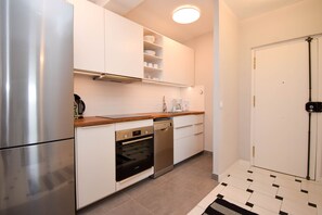 Een koelkast, een oven, een vaatwasser, een koffiezetapparaat/waterkoker