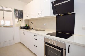 Kühlschrank, Mikrowelle, Ofen, Wasserkocher mit Kaffee-/Teezubehör