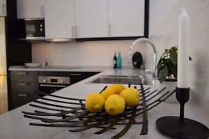 Geladeira, micro-ondas, fogão, lava-louças
