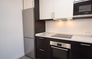 Een koelkast, een microgolfoven, een oven, een vaatwasser