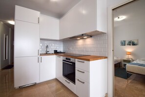 Een koelkast, een magnetron, een oven, een kookplaat