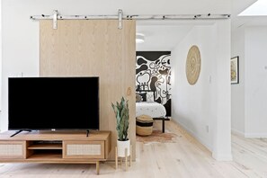 2 chambres, bureau, fer et planche à repasser, lit parapluie