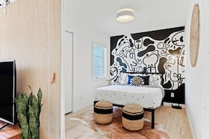 3 habitaciones, escritorio y tabla de planchar con plancha