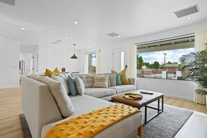 Smart TV, fireplace, Netflix, Hulu