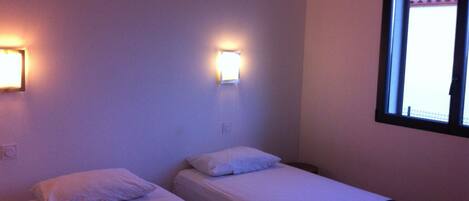 3 dormitorios y tabla de planchar con plancha