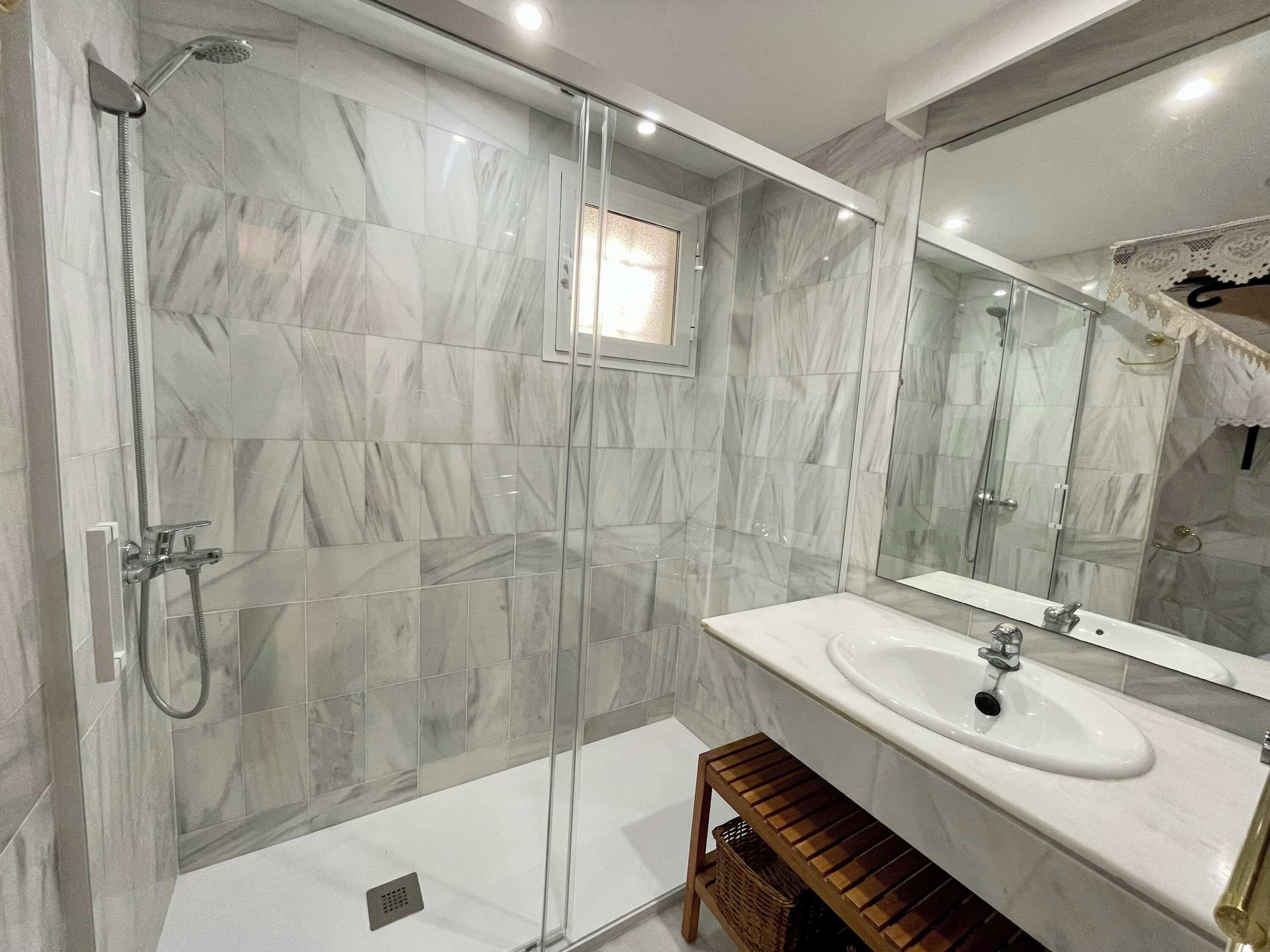 Een douche, een haardroger, handdoeken