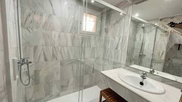Een douche, een haardroger, handdoeken