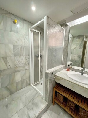Shower, hair dryer, towels - Easy Parking Poolside 2 Bedroom F-5 (Marbella)
