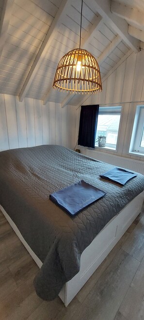 2 bedrooms, in-room safe, desk, iron/ironing board