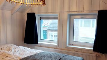 2 bedrooms, in-room safe, desk, iron/ironing board