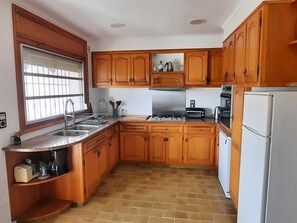Refrigerador, horno, lavavajillas y cafetera y tetera 