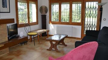 Een televisie en een open haard