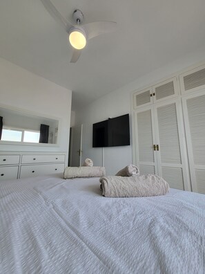 4 bedrooms, desk, iron/ironing board, travel crib