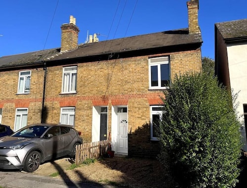 3 Bed 2 Lounge House up to 40pc off Monthly in Addlestone by Angel and Ken