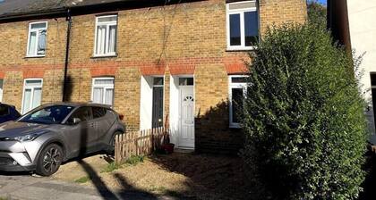 3 Bed 2 Lounge House up to 40pc off Monthly in Addlestone by Angel and Ken