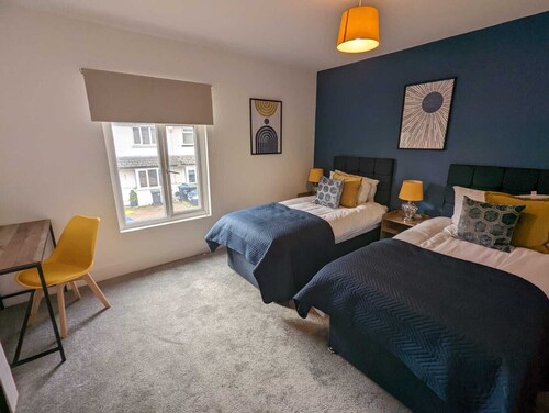 3 Bed 2 Lounge House up to 40pc off Monthly in Addlestone by Angel and Ken