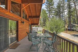 Outdoor dining - Log Cabin Lodge by Destination Big Bear: Log Cabin! Walking distance to Snow Summit! Minutes from The Village! Game Tables! (Big Bear Lake)