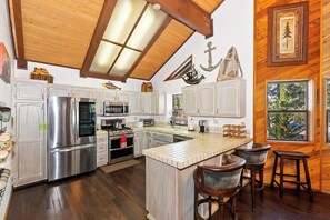 Kjøleskap, mikrobølgeovn, ovn og oppvaskmaskin