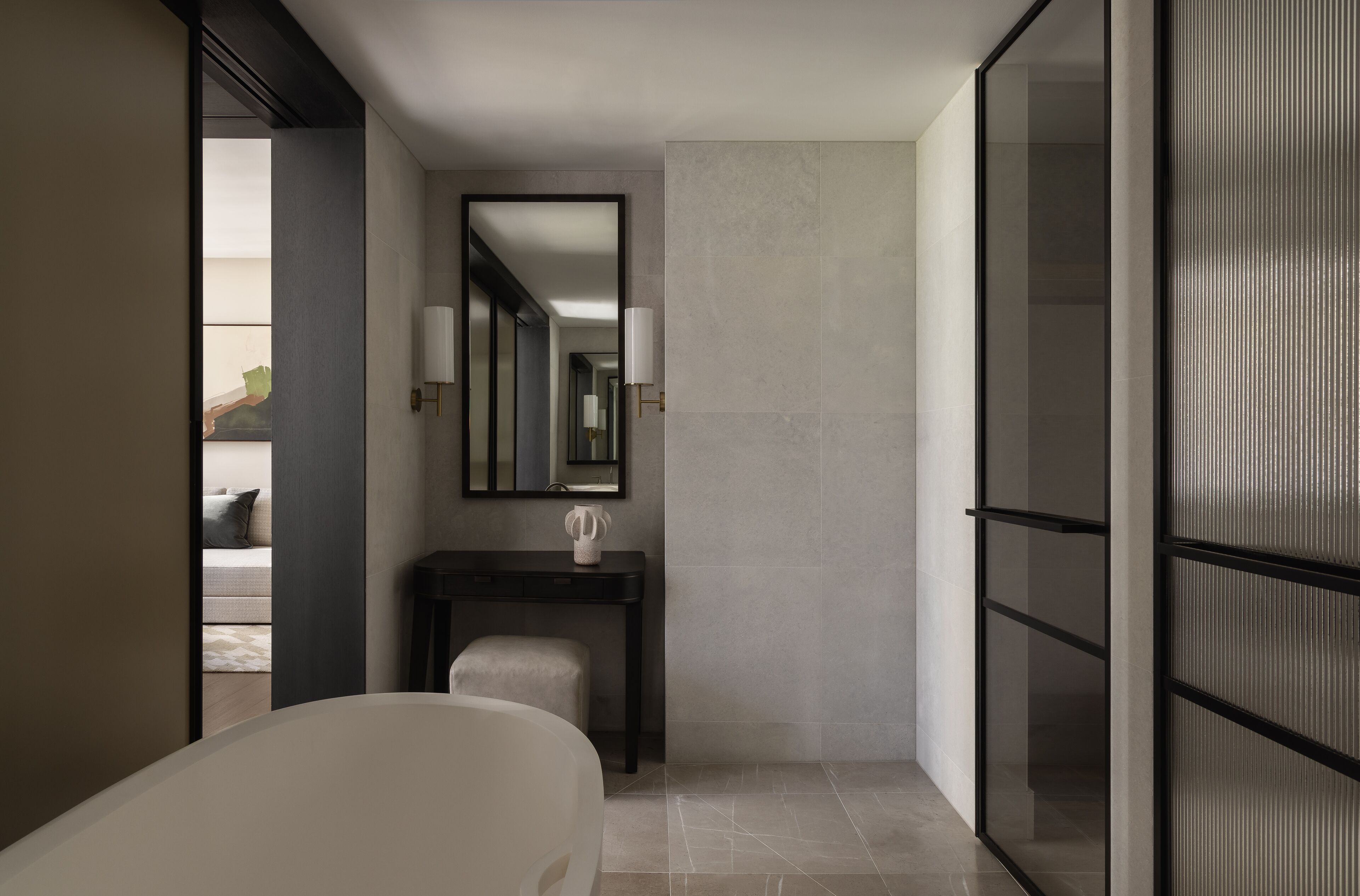 Ein modernes Badezimmer mit Badewanne, Waschtisch und Spiegel sowie einem großen Fenster.