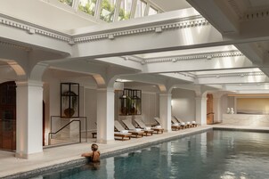 屋内プール、営業時間 6:00 ～ 22:00、サンラウンジャー