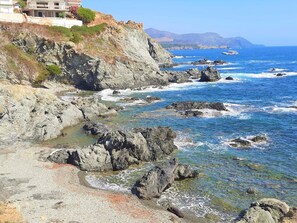 A coastal landscape with rocky terrain and clear blue waters. - Apartment in Llançà with large terrace, pets allowed, near the beach (Llançà)