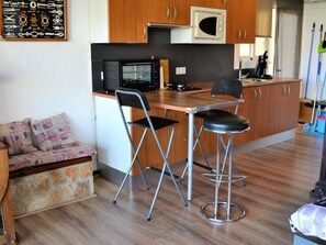 Kühlschrank, Mikrowelle, Ofen, Geschirrspüler