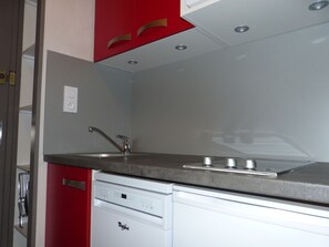 Refrigerador, microondas, lavavajillas y cafetera y tetera 