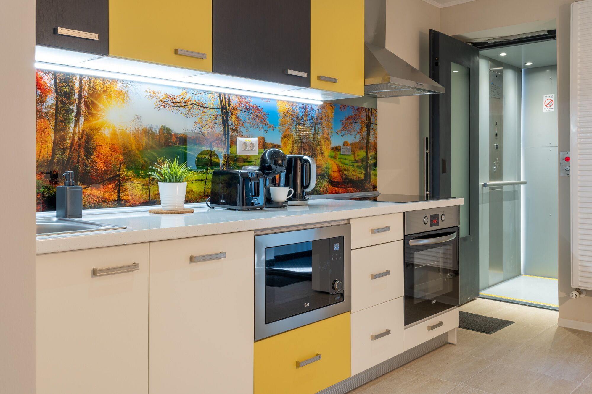 Refrigerador con freezer, microondas, horno, lavavajillas