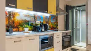 Una cocina moderna con horno integrado, cafetera y tostadora.