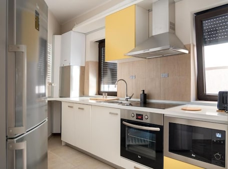 Refrigerador con freezer, microondas, horno, lavavajillas