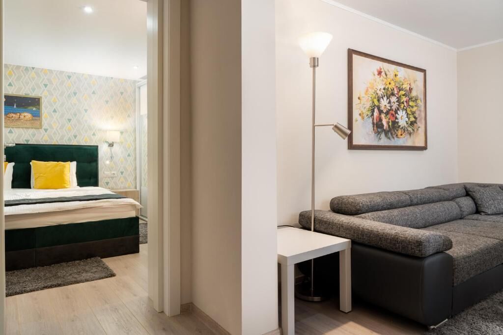 Una camera da letto con un letto, un comodino e un quadro appeso al muro.