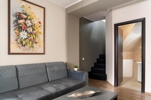 Apartament Grand | Sala d'estar | Televisor intel·ligent de 100 cm amb canals per cable 