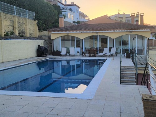Family house with private pool, pets allowed, near the beach in Llançà