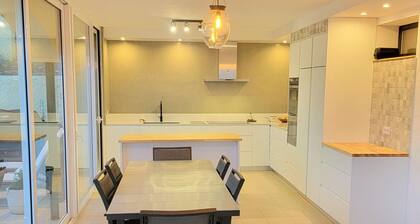 Family house with private pool, pets allowed, near the beach in Llançà