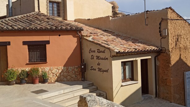A rural house named 'Casa Rural El Mirador de San Miguel' with a tiled roof, stone walls, and potted plants. - RURAL HOUSE THE VIEWPOINT OF SAN MIGUEL (San Esteban de Gormaz)