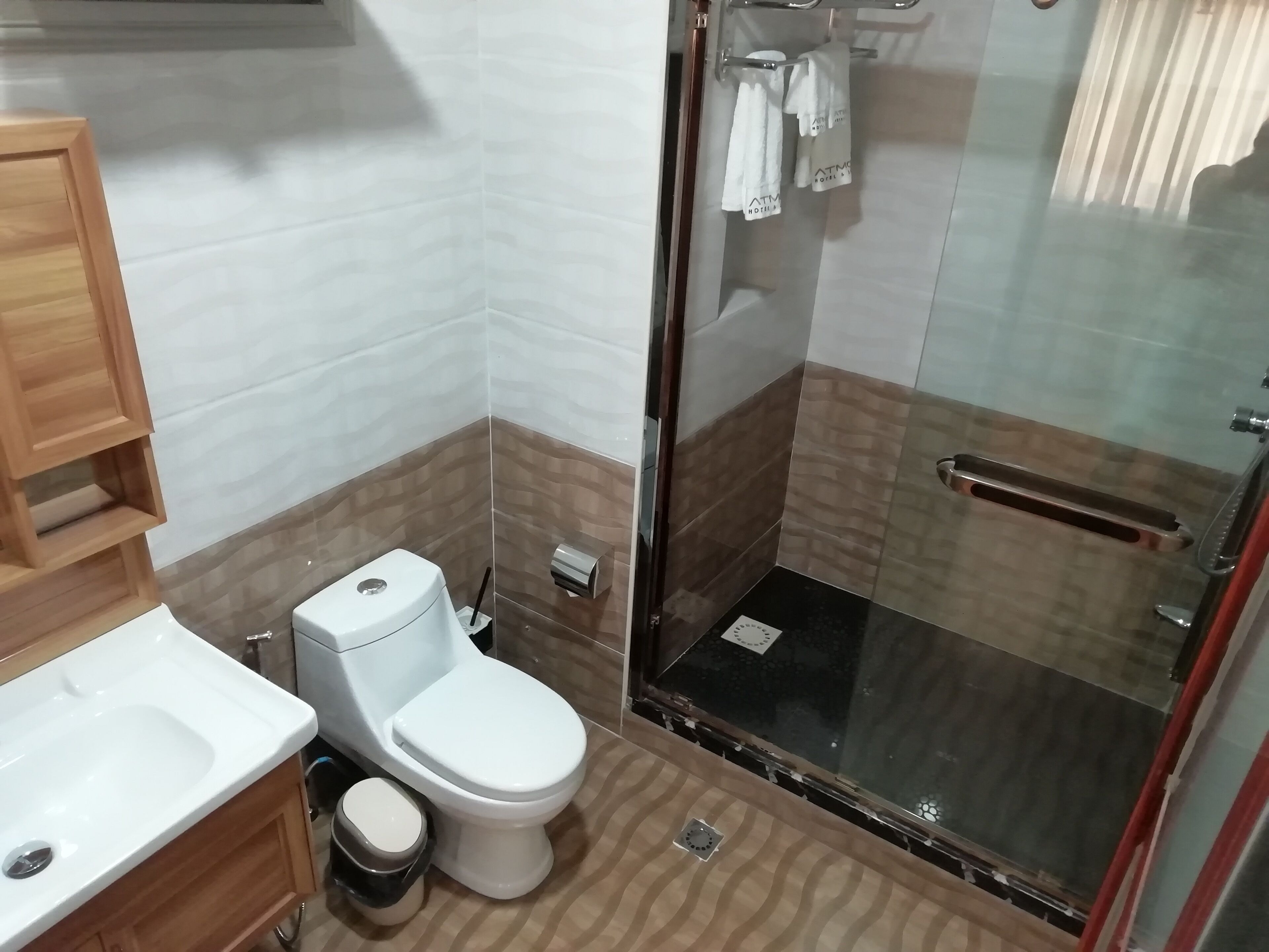 shower, rainfall showerhead, free toiletries, hair dryer