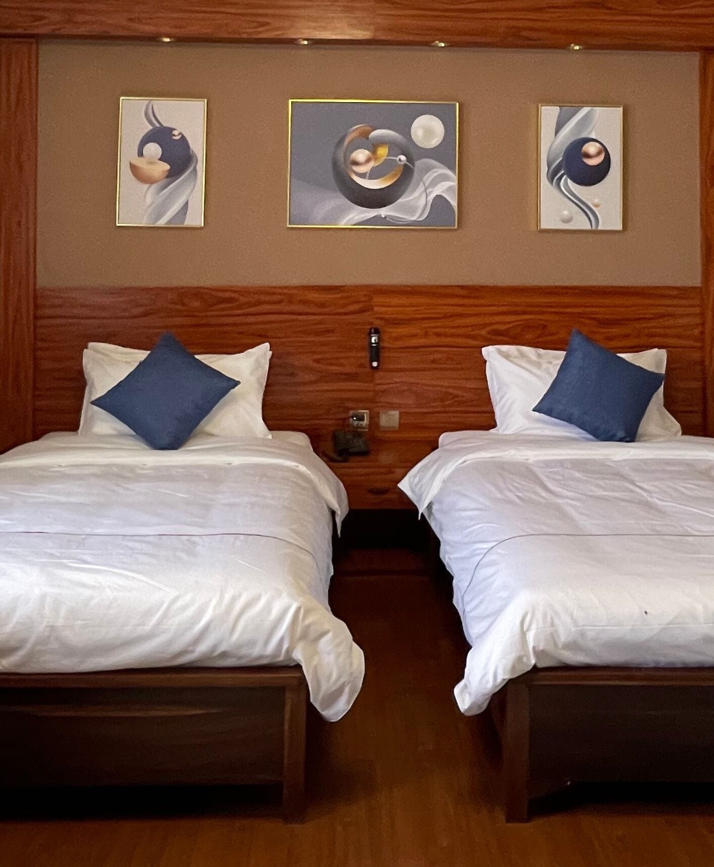 comfort twin room | 1 bedroom, select comfort beds, minibar, laptop workspace