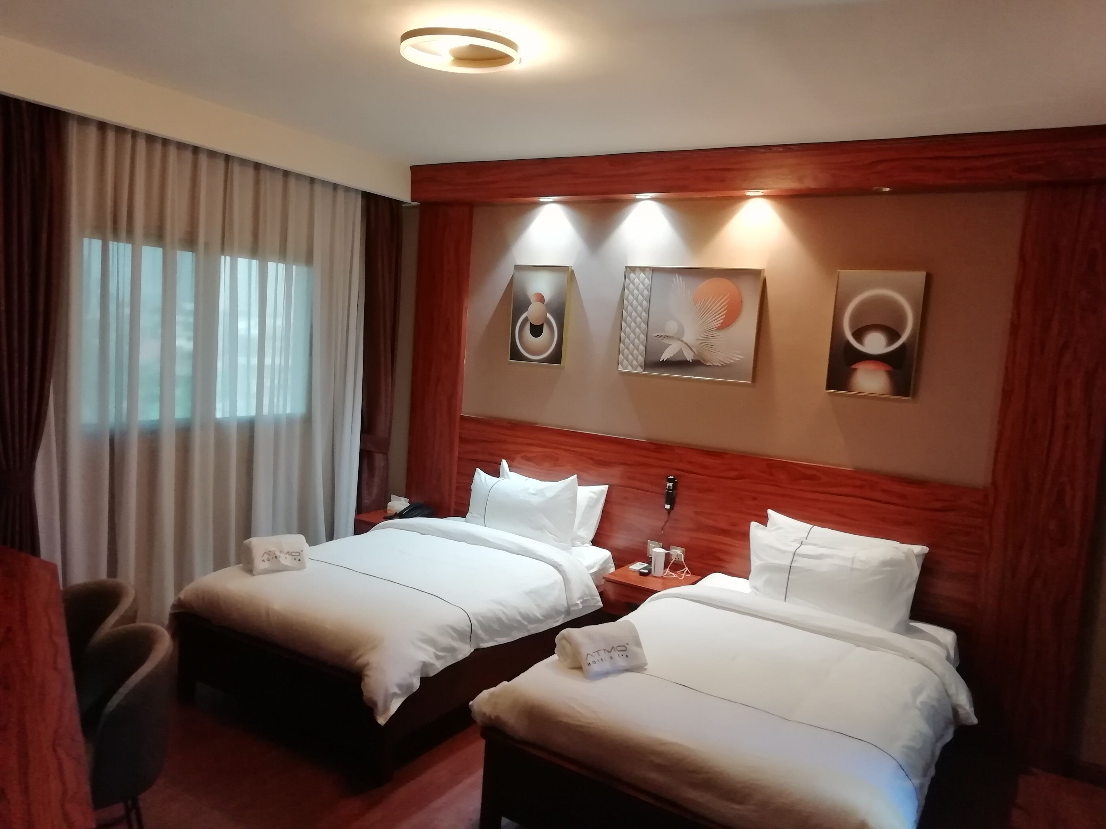 Phòng 2 giường đơn tiện nghi đơn giản | Nệm Select Comfort, minibar, khu vực làm việc phù hợp cho laptop 
