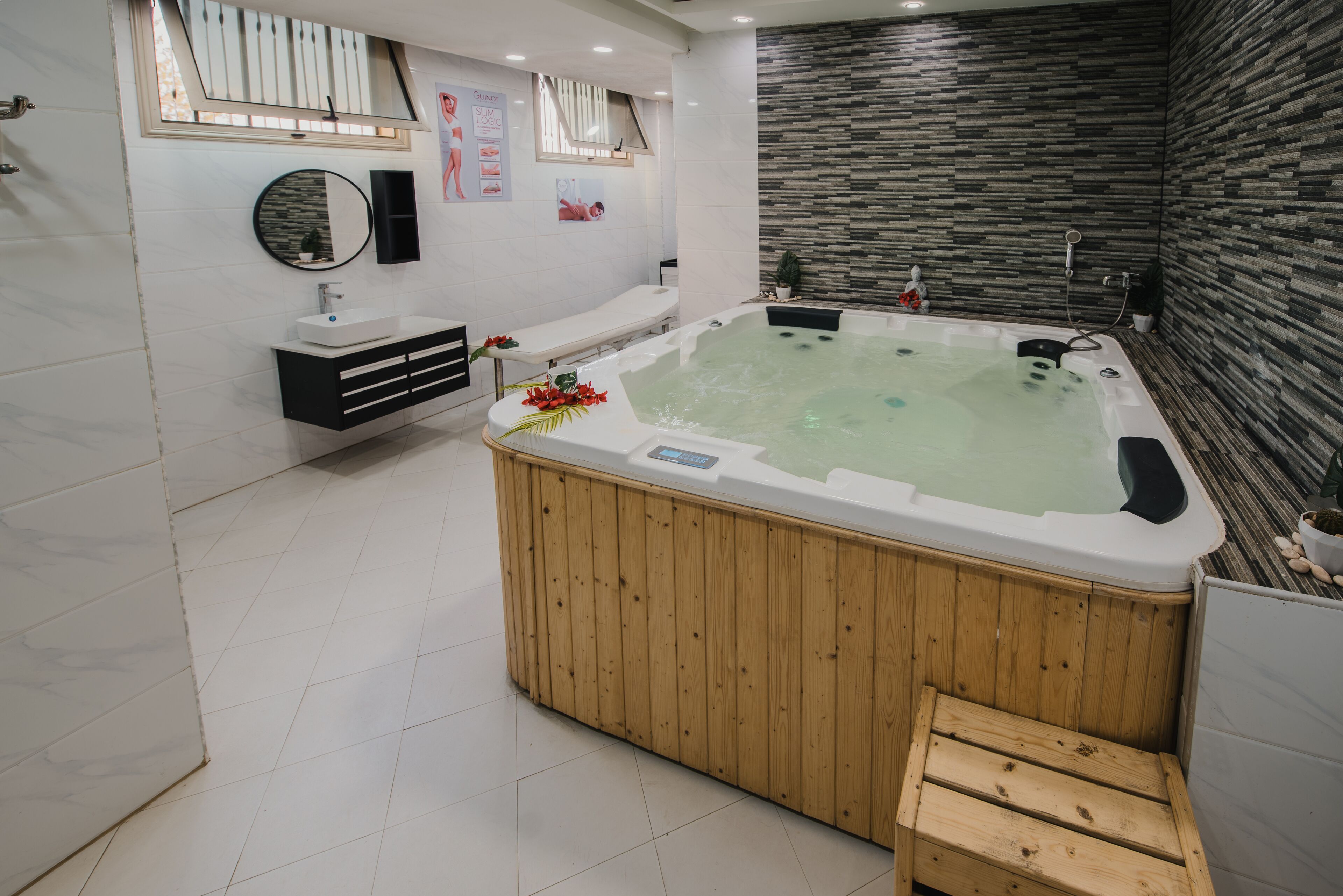 sauna, steam room, hot springs/mineral springs, hot stone massages