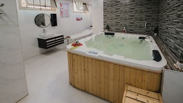 Sauna, steam room, hot springs/mineral springs, hot stone massages