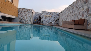 Una piscina al aire libre