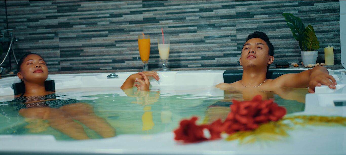 sauna, steam room, hot springs/mineral springs, hot stone massages