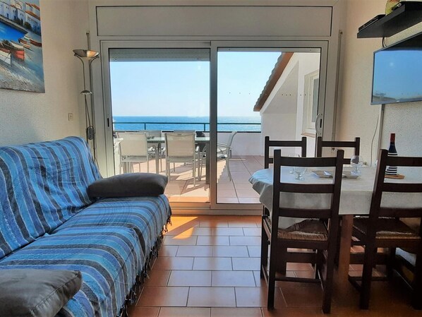 Dining - Beachfront Penthouse in Central Sant Carles, Llançà - Stunning Views, Terrace, Pet-Friendly (Llançà)