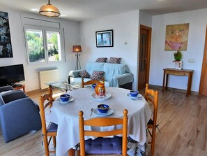 TV - Apartment in Llançà with private pool, WiFi, parking and pets allowed (Llançà)