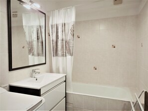 Bathroom - Bright T1 with terrace and private parking in Aix-les-Bains (Aix-les-Bains)