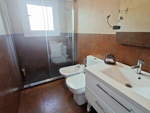 Bathroom - Lovely Seaside Apartment with Garden & Terrace in Cap Ras, Llançà - Pet Friendly (Llançà)